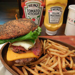 KUA`AINA - ...「厚切りモッツァレラ ベーコンエッグバーガー・セット（1620円）」、満腹！！！