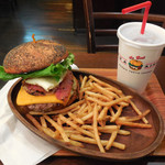 KUA`AINA - ...「厚切りモッツァレラ ベーコンエッグバーガー・セット（1620円）」、満足感ハンパない★