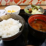 居酒屋 つくね屋本舗 - 2018/4/17  ご飯、お味噌汁、サラダ、お漬物はセルフで好きなだけ。