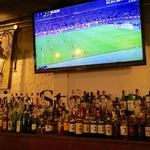 Gee - バックバーには72インチの液晶TVがあって、カウンターから見るとかなりの迫力がある。