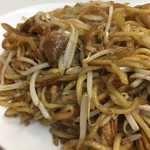 ラーメン清陽軒 - 少し焦がし気味の麺とソース、もやしのバランスはクセになる。