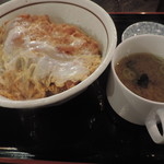 焼鳥日高 神田西口店 - ランチのロースかつ丼とお味噌汁、お漬物