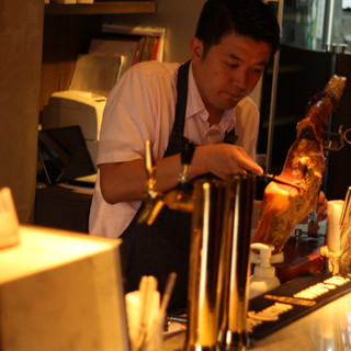 Attracts visitors with its unique cuisine. Skilled owner with Japanese-style meal training