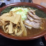 てんこもりラーメン - 「挑戦ラーメン」「チャレンジコース 麺8玉」完食すれば5,000円、制限時間 30分、挑戦料 1,500円。配膳された品は、「10号すり鉢」に盛られていて、直径 31cm、丼高 13cm の巨大なそれは、見る者を兎に角、威圧してくる。