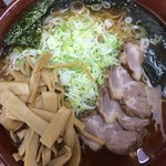 てんこもりラーメン - 「挑戦ラーメン」「チャレンジコース 麺8玉」上から。トッピングは、大量のメンマ、大量の刻みネギ、チャーシュー 4枚、海苔 5～6枚である。箸で掬った分を取り敢えず別丼に移し、軽くシャッフルしつつ息を吹き掛け、次から次へと口中へと送り込む。