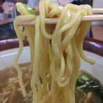 てんこもりラーメン - 「挑戦ラーメン」「チャレンジコース 麺8玉」麺リフト『太麺』爆食いモードで驀進し、開始から7分余り、ずっと中細縮れ麺をひたすら流し込んでいたのだが、ここで麺質が突如変わった。中太の縮れがのやや少ない麺が、箸に掬われるようになったのである。