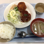 Nihondaigakurikougakubusurugadaikoushagogoukanshokudou - ハンバーグとレンコンのはさみ揚げ。