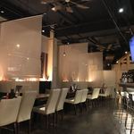 串かつ市場 - 広々とした空間をのれんで区切ってます、つなげて大人数宴会にも対応可能です