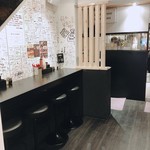 油そば専門店 春日亭 - 少し隠れて落書きもしやすい⁉