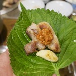 맛찬들 왕소금구이 - 熟成三枚肉(숙성 생삼겹살:スクソン・サムギョプサル)と熟成首肉(スクソン・モクサル：숙성 생목살)、どちらも一人前130g10500₩