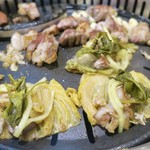 맛찬들 왕소금구이 - 熟成三枚肉(숙성 생삼겹살:スクソン・サムギョプサル)と熟成首肉(スクソン・モクサル：숙성 생목살)、どちらも一人前130g10500₩