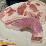 맛찬들 왕소금구이 - 熟成三枚肉(숙성 생삼겹살:スクソン・サムギョプサル)と熟成首肉(スクソン・モクサル：숙성 생목살)、どちらも一人前130g10500₩（写真は各2人前）