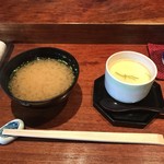 Sushi Yasukouchi - 味噌汁、具材は豆腐、ワカメです！
                        茶碗蒸し、具材は蒲鉾、海老、貝柱、椎茸！
                        