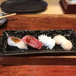 Sushi Yasukouchi - 左から鯛、鮪赤身中トロぽいです！烏賊、ホタテ！
                        烏賊とホタテは塩と多分酢橘の皮が少しかけられてます！
