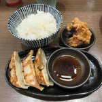 味噌の大将 - 半餃子セット＋カラアゲ１個サービス