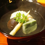 まる富 - 菱蟹の真丈、蓬麩、姫筍、椎茸の清汁仕立のお椀、木の芽を添えて