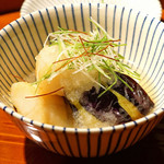 まる富 - 賀茂茄子と帆立貝の煮卸し　香味野菜添え