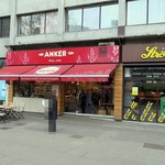 ANKER - schwedenplatz駅の前です