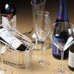 OEnophilia - シニアソムリエ厳選ワインと豊富な種類のグラス。