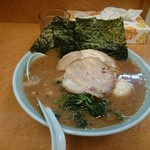 らー麺 家道 - 味玉と今回は肉際のお肉1枚サービスをして頂いたデフォルトラーメン税込650円