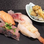Sushi zammai - 初夏の五貫、サーモンにイクラが乗ってないし海老も頭が無いし(-_-)メニュー写真と違う！