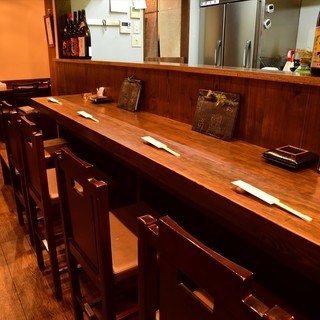 居酒屋の醍醐味。店主と話しながら美味しい料理とお酒を！