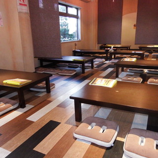 A spacious tatami room is available that welcomes company gatherings and students.