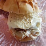 豊田スタジアム - CityCafe「グラ勝つバーガー (600円)」、たっぷりマヨでめっちゃ美味しい