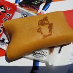 豊田スタジアム - 「グランパスくん」の焼印が入った「グラン巻き」