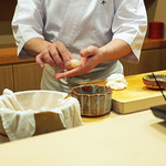 日本橋蛎殻町 すぎた - 杉田大将の美しき握りの所作３