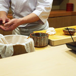 日本橋蛎殻町 すぎた - 杉田大将の美しき握りの所作４