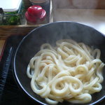 ついに運ばれてきた「釜たま」小麦の香りが立ち上る。美味しそうな湯気を見てください！