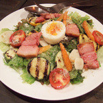 スパイスカフェ - ベーコン半熟玉子をのせた盛りだくさんのサラダ