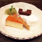 スパイスカフェ - カスタードプリン、チョコレートケーキ、キウィのソルベ、リコッタチーズとヘーゼルナッツのタルトなど