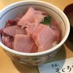 新横のまぐろや  - こちらは中落ちすき身が少し。