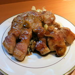 グラシア - 四日市トンテキ。お肉の向こう側にキャベツ千切りとポテトサラダ