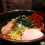 油そば専門店 ぶらぶら - 地獄油そば（大盛、麺固め、温泉玉子トッピング）アップ