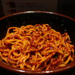 油そば専門店 ぶらぶら - 地獄油そば（大盛、麺固め、温泉玉子トッピング）混ぜ合わせた後