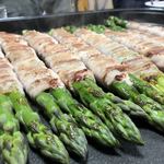 金ちゃん - アスパラの桃豚巻き…秋田のブランド豚の桃豚は上品な旨みたっぷりです♪