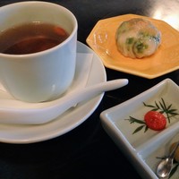 膳處漢ぽっちり - 蓮根と鶏の蒸しスープ　にらまんじゅう