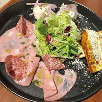 パージナ イタリアン ファイアワークス プラス カフェ ～薪焼きイタリアンとワイン～ - 前菜盛合せ3種¥1180外税…モルタデラハム＆ミラノサラミ、アンチョビのポテトサラダ、いろいろ野菜のフリッタータ