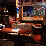 アメリカン - レトロであり賑やかでもある店内。
