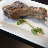 ワカヌイ グリル ダイニング バー 東京 - 実は一口食べた後の撮影笑 噂のラムチョップ