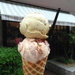 ハーロウ アイスクリームショップ - ピスタチオ&クルミ マスカルポーネ&コーヒー 2scoops（コーン） 880円