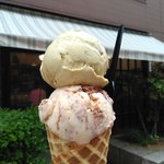 ハーロウ アイスクリームショップ - ピスタチオ&クルミ マスカルポーネ&コーヒー 2scoops（コーン） 880円