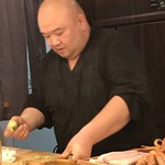 三笠鮨 - 山葵をする親方