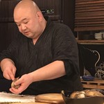 三笠鮨 - 貝の処理する親方