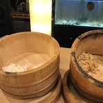 三笠鮨 - 白酢と赤酢のシャリ