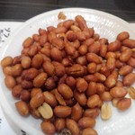 天然居 - お通しの揚げピーナッツ、塩加減がいい！