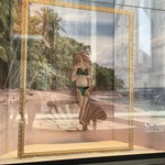 Il Salumaio di Montenapoleone - ショウウィンドには、Botticelli の Venereに下着が